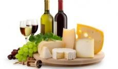 Los vinos blancos secos son más adecuados para los quesos que los vinos tintos