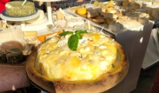 Chefs crean una pizza con 834 quesos diferentes batiendo el récord mundial